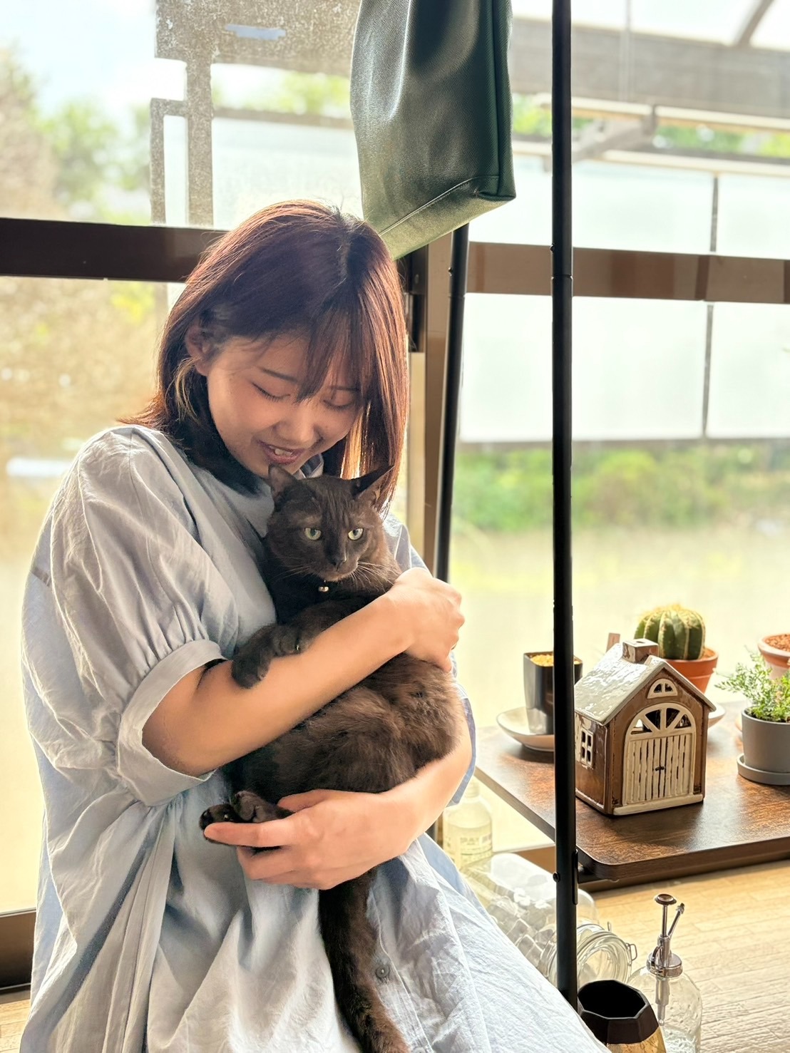 地域おこし協力隊阿部未歩隊員が飼い猫を抱える写真
