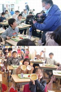上:NHKのテレビクルーにカメラを向けられている男の子の写真、下:完食して空になった食器をもって笑顔の生徒たちの写真