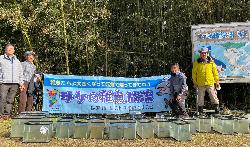 さけの稚魚を放流しました。