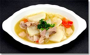 白い深皿にかぶ、豚肉、玉ねぎ、赤ピーマンが盛られたかぶと豚肉のオイスター風味の写真