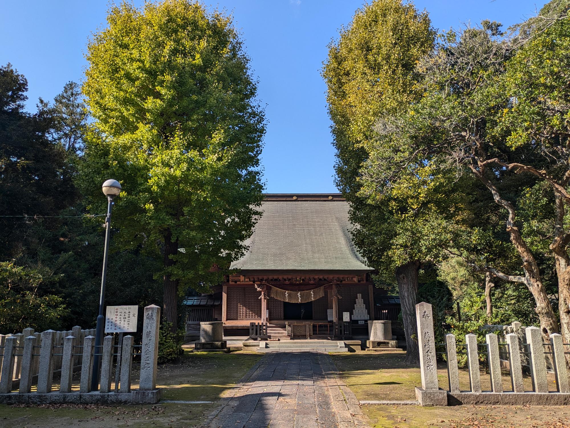 諏訪神社拝殿正面からの写真
