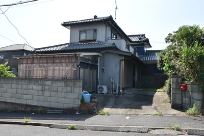 サンルーム・人工芝付きの一軒家の外観写真