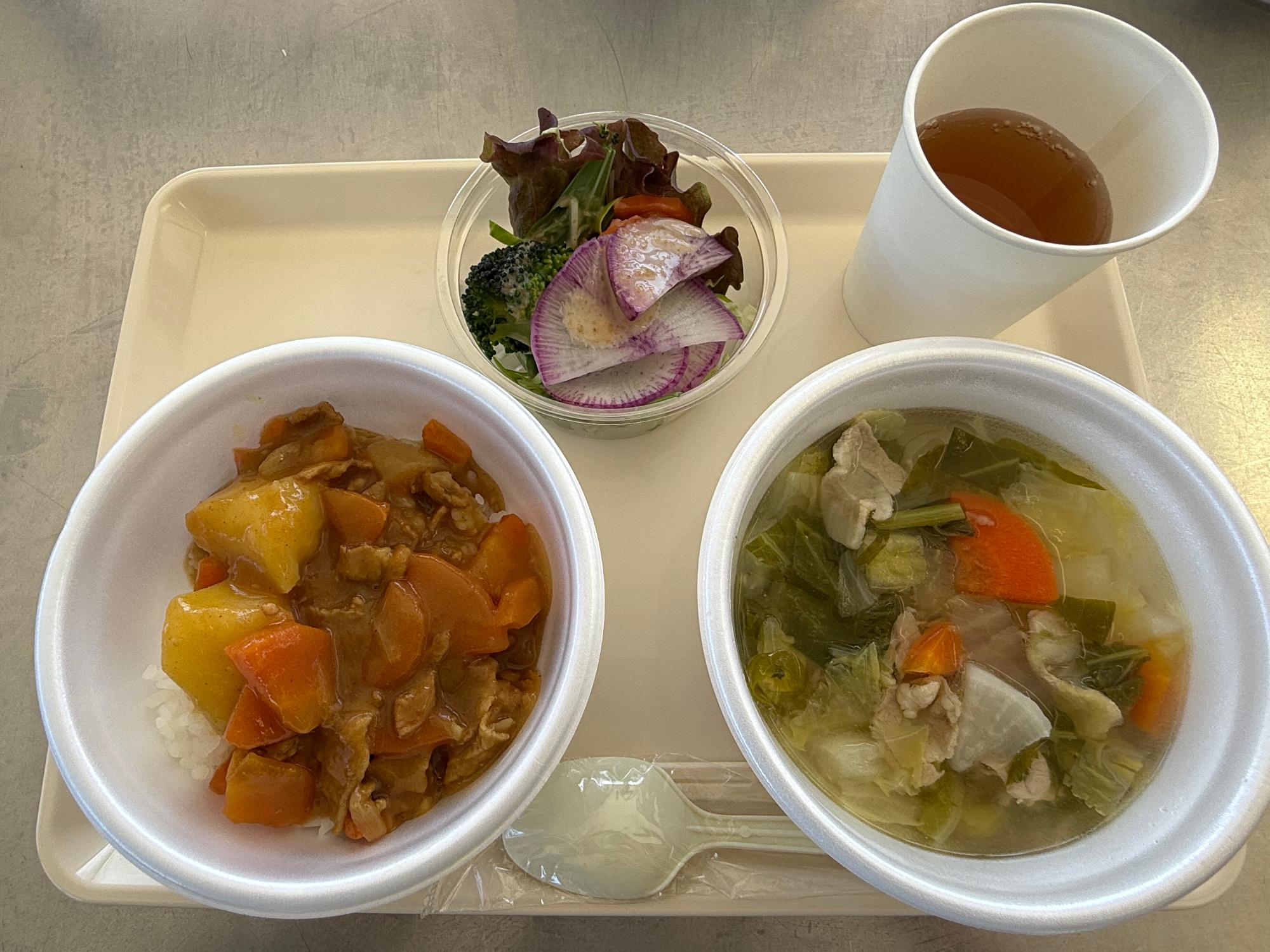 東庄ふれあいセンターで開催されたみんなの食堂のメニュー「カレーライス・野菜スープ、サラダ」