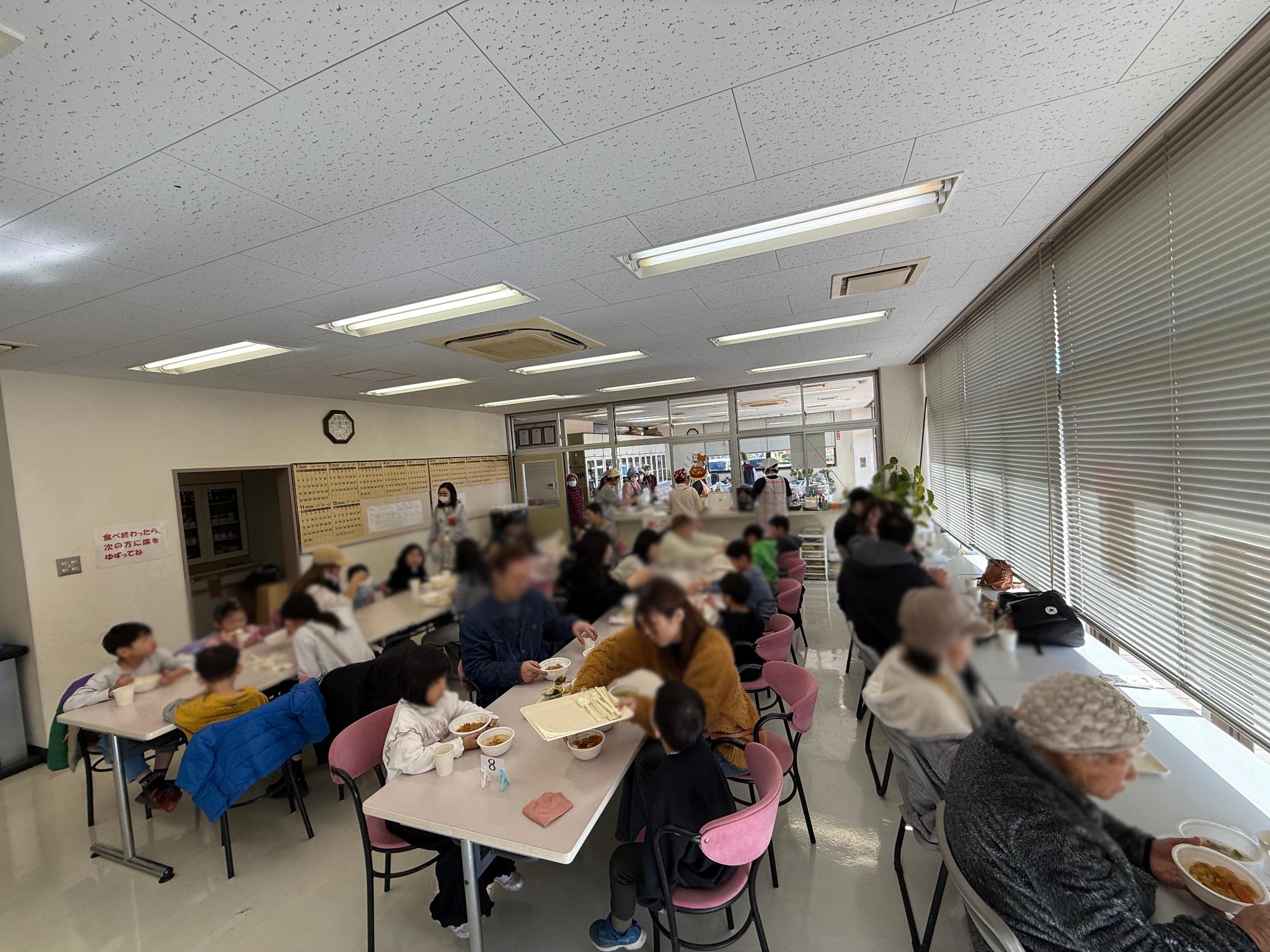 みんなの食堂の食事風景