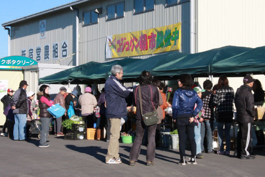 コジュリン朝市で買い物を楽しむ人たち