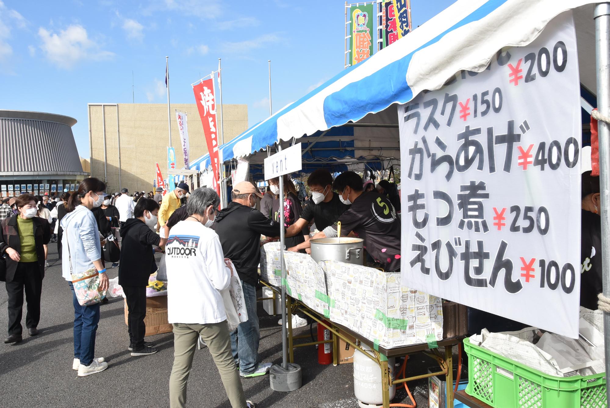 東庄ふれあいまつりには多くの出店が並びます