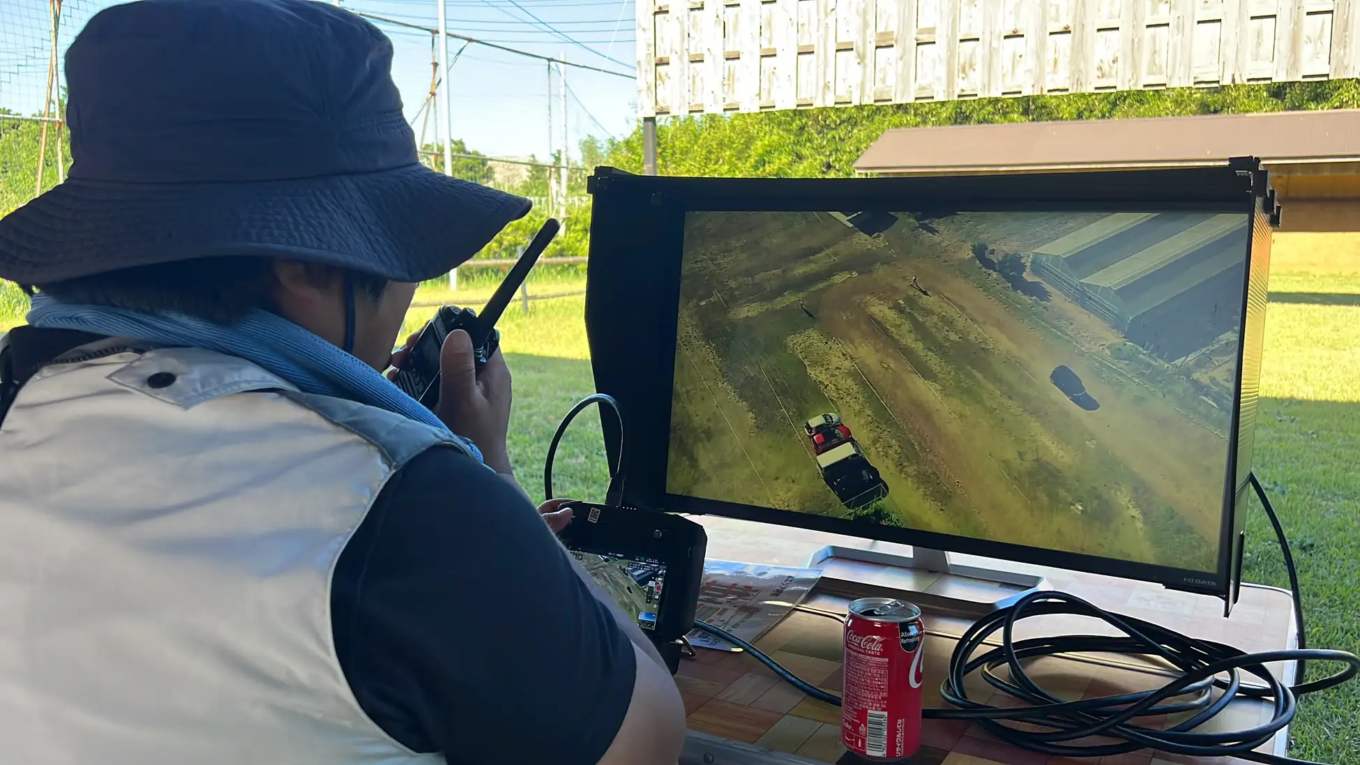 ドローンを用いて駐車場の空きをチェックしている写真