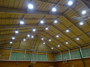 町民体育館のアリーナLED照明を左側から撮影した写真