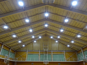 町民体育館のアリーナLED照明を正面から撮影した写真