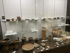 上の段に小さな器、下の部分に壺のような品が展示された埋蔵文化財出土品の写真