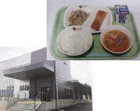 左：入り口へ続く階段があり、白とグレーの外壁の新しい給食センターの外観写真、右：緑色のトレイにのったご飯、スープ、おかず、牛乳の写真