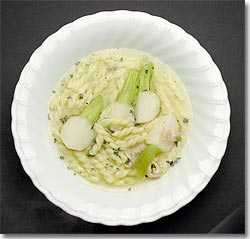 白いお皿にこかぶとマカロニのスープが盛り付けられた写真