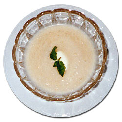 ガラスの器に盛りつけられた桃の冷製スープを上から写した写真