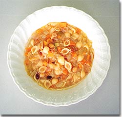 白いお皿に盛り付けられたミネストローネスープの写真