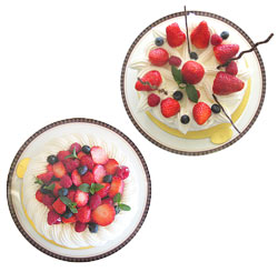 （左下）苺やブルーベリーの果物が中央に盛られたジェノワーズの写真、（右上）イチゴやブルーベリーの果物が飾られたジェノワーズの写真
