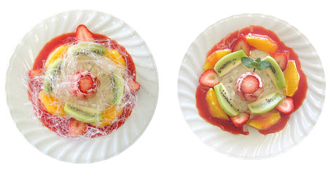 （左）白いお皿にイチゴやみかんなどが盛り付けられ、シュクル・フィレ(糸あめ)のかかったいちごのムースの写真、（右）白いお皿にイチゴやみかんなどが盛り付けられた、いちごのムースの写真
