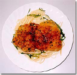 スパゲティーと、こんがり揚げた豚肩ロースのパン粉付けが白いお皿に盛り付けられた写真
