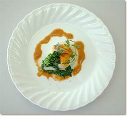 白いお皿に本しめじのフランとウニのアメリカンソースが盛り付けられ、菜の花が添えられている写真