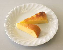 白いお皿に2切れのチーズケーキがのっている写真