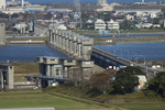 中央に川が流れ、河口堰全体を横から写した写真