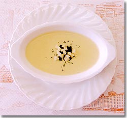 白い器に蕪とポロ葱のクリームスープが盛り付けられた写真