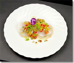 白いお皿に蕪のラヴィオリが盛り付けられ、セルフィーユが添えられている写真