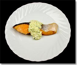 お皿に盛られた鮭1切れの上にタルタルソースがかかった鮭のかぶ入りタルタルソースかけの写真