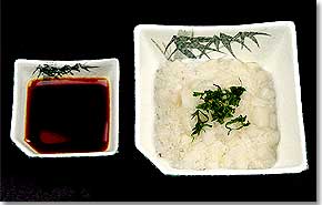 左の小鉢にたれ、右の小鉢にかぶと山芋の和え物が入った写真