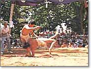 土俵で相撲をとっている2名の子どもの写真