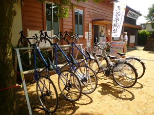諏訪神社境内の観光会館前にレンタサイクルの自転車が数台置いてある写真