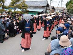 花笠を被り、お揃いの着物を着て大名行列をしている銚子大神幸祭の様子の写真