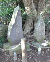大小の石碑の前にペットボトルの水が供えられた勢力霊神の碑の写真