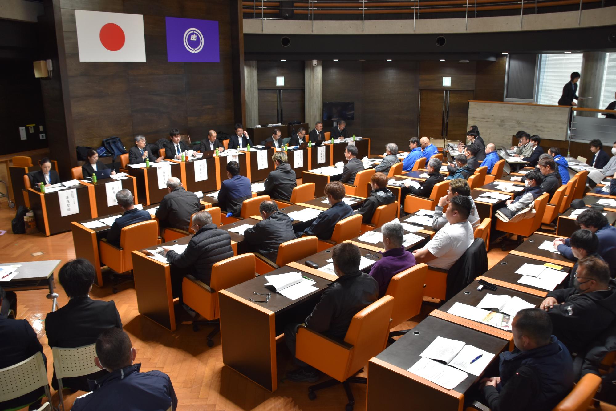 東庄町役場多目的ホールの2階席から見た交換会の様子