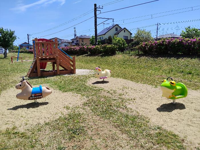 つどいの広場に新しく設置されたスプリング遊具3種類の写真
