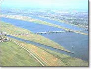 利根川河口堰を上空から写した写真