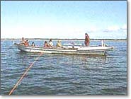 1艘のボートに乗り川で魚釣りをしている人達の写真