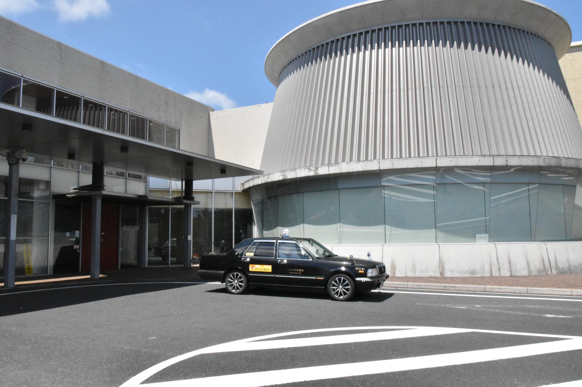デマンドタクシーが役場前に停車している様子