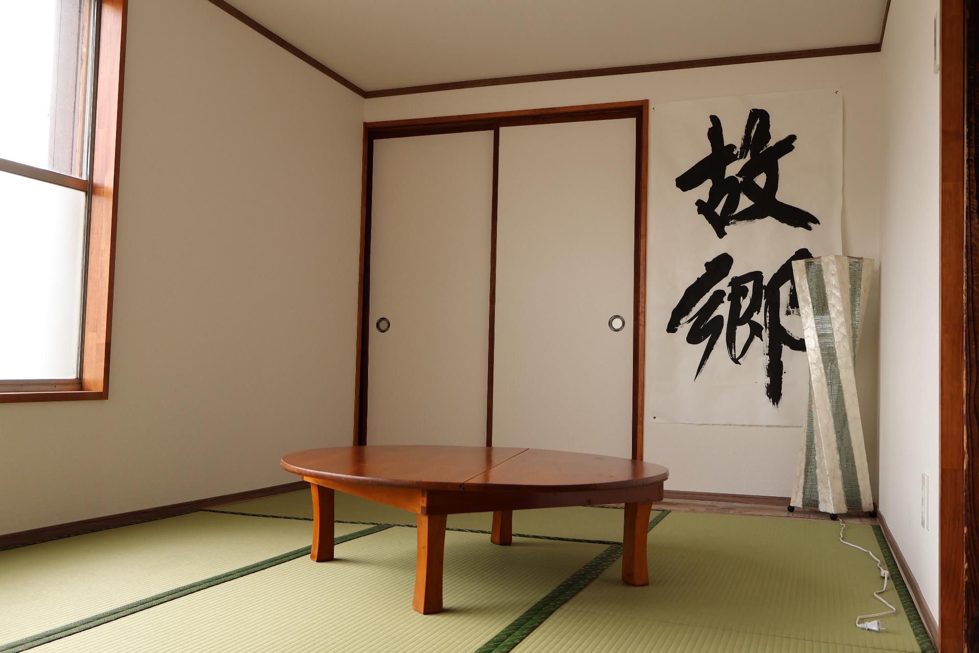 笹川駅舎交流センター内部の写真、畳の部屋にちゃぶ台がある