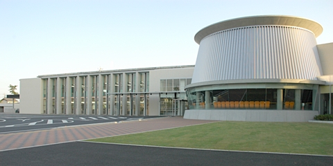 丸い形をした多目的ホールのある、東庄町役場の外観写真