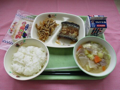 左手前から反時計周りにごはん、豚汁、その奥に牛乳、さんまのかば焼き、切り干し大根の煮物、ブルーベリークレープがトレーに並べられた写真