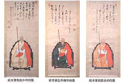 袈裟を着て背丈より長い棒を持った和尚さんが描かれた絵画3枚の写真